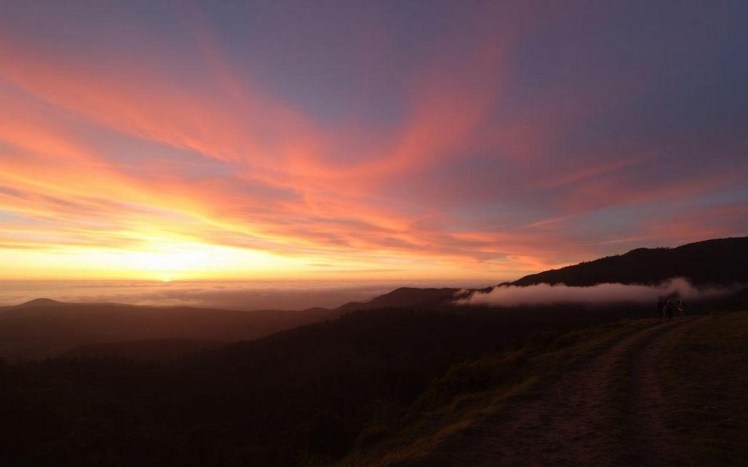 Trilhas para ver o pôr do sol incríveis